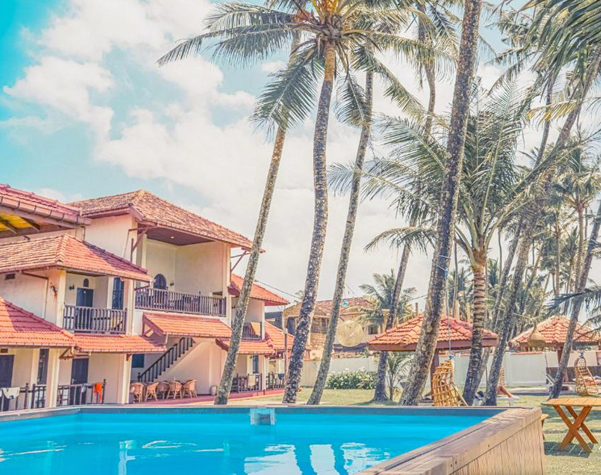alojamiento con piscina junto a la playa en srilanka