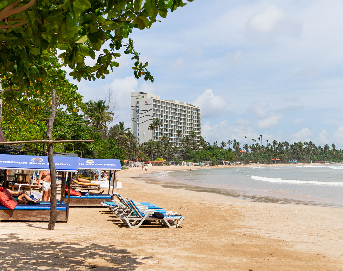 PLaya de surf junto a alojamiento en Srilanka