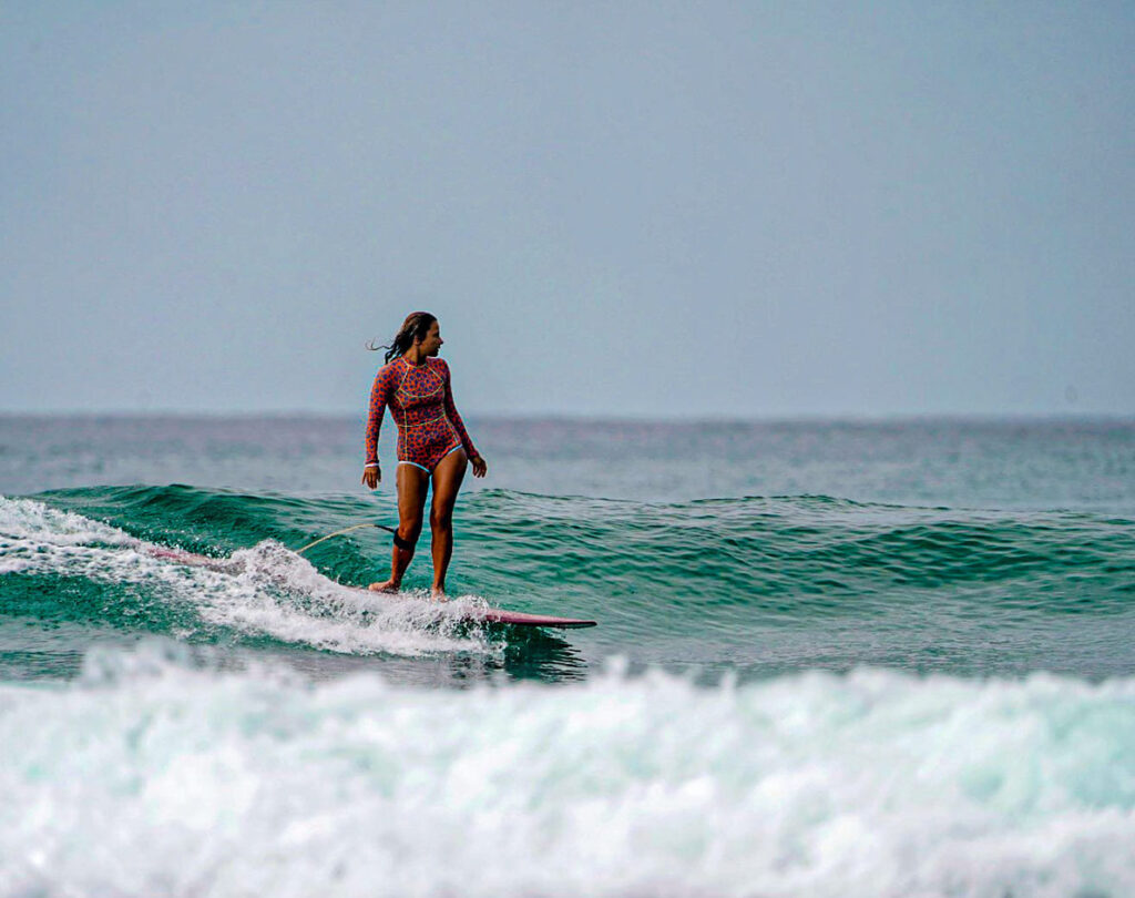 Mujer surfista en tablón en Srilanka
