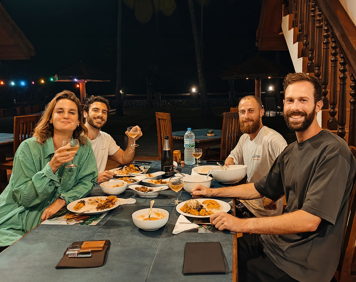 Disfrutando de la cena en Srilanka