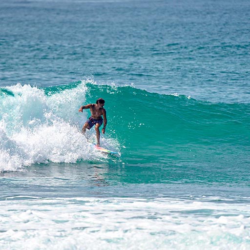 Surf backside en bañador, srilanka