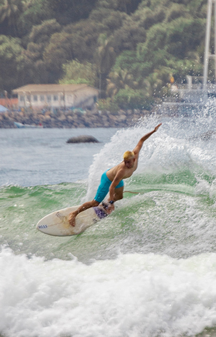 Leo, de Prado, surfeando en Srilanka